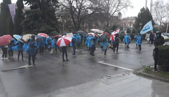 Pe ploaie și vânt, sindicaliştii Sanitas se plâng! „Cerem înlăturarea discriminărilor” - protestsanitas4-1610477423.jpg
