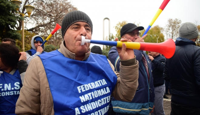 GALERIE FOTO / Proteste la Prefectură. Dumitru Costin, liderul BNS, a condus acțiunea de la Constanța - protestsindicate15-1510156324.jpg