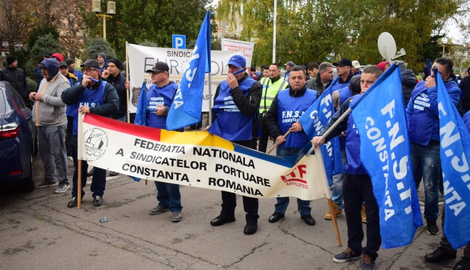 GALERIE FOTO / Proteste la Prefectură. Dumitru Costin, liderul BNS, a condus acțiunea de la Constanța - protestsindicate21-1510156310.jpg