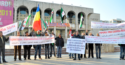 Protest în fața Casei de Cultură - protestsirieni3-1321632650.jpg