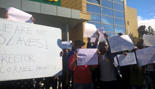 Studenții nigerieni de la UMC, protest împotriva hotelului Flora unde sunt cazați: 