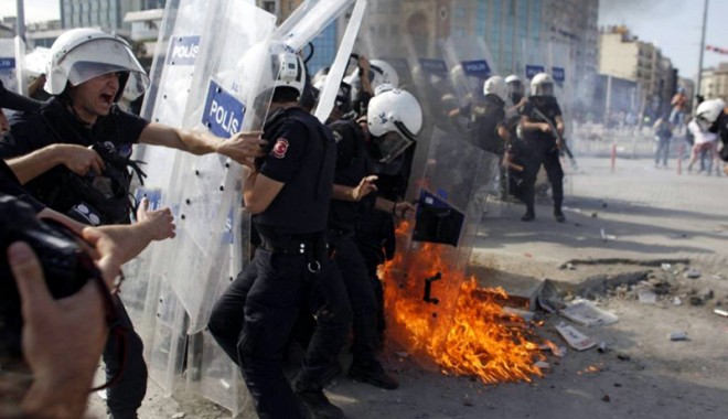 Te pregătești să pleci în vacanță? Iată ce țări ar trebui să eviți - protesttaksim-1373196681.jpg