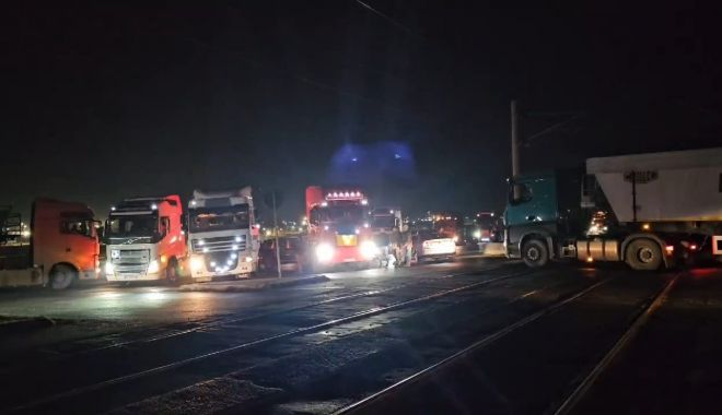 Fermierii şi transportatorii constănțeni continuă protestul. Ei se deplasează către Portul Agigea