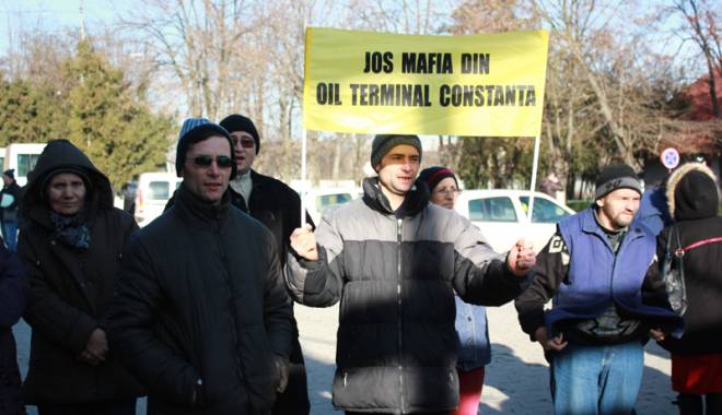 Galerie foto. Protestul angajaților din Oil Terminal a dus la demiterea consiliului de administrație - protestul8-1419261461.jpg