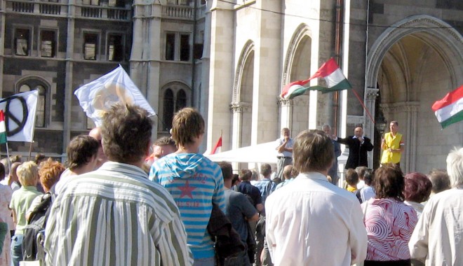 50.000 de persoane au protestat la Budapesta împotriva măsurilor de austeritate luate de guvern - protestungaria-1317581445.jpg