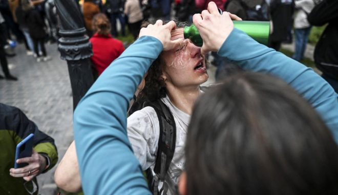 Poliția a tras cu gaze lacrimogene în adolescenții care protestau împotriva reformelor lui Victor Orban în domeniul educației - protestungarianepszava-1683208442.jpg