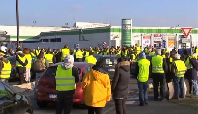 Guvernul francez A CEDAT! Va renunța la majorarea taxei pentru carburanți - protestvestelegalbene229833900-1543912440.jpg