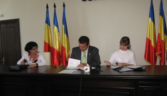 Prefectul Claudiu Palaz, parteneriat cu ONG-urile - protocoaleonguriprefectura-1308769735.jpg