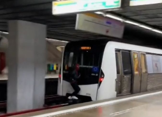 Provocarea “Subway Surfers” a ajuns la metrou în București. Inconștiența tinerilor ar putea fi fatală
