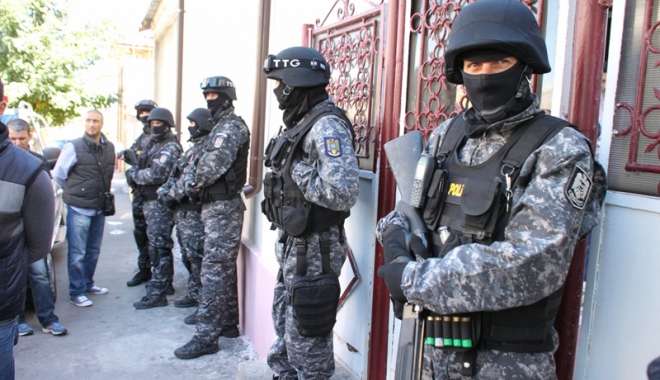 Proxeneți și traficanți de minori,  reținuți la Constanța.  Arme și droguri găsite la 12 percheziții - proxeneti-1464027375.jpg