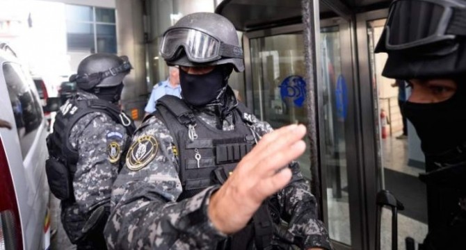 Rețea de proxeneți care exploata fete și băieți atât în țară, cât și în afară, destructurată de DIICOT - proxeneti-1749650532.jpg