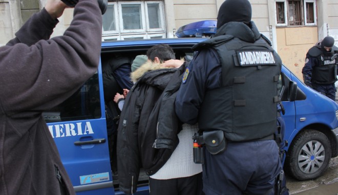 Descinderi cu mascați la proxeneții din Constanța - proxenetiretinuti-1385751194.jpg