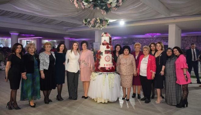Peste 900 de membre ale PSD Constanța au sărbătorit Ziua Femeii la un restaurant din stațiunea Mamaia - psd-tort-1709562725.jpg