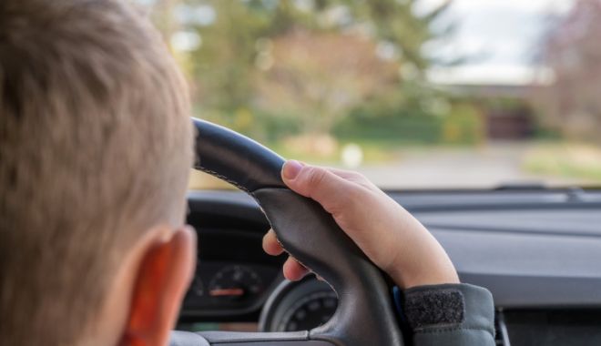 Un copil de 10 de ani a fost prins la volan conducând autoturismul. Cu el mai era și un adult