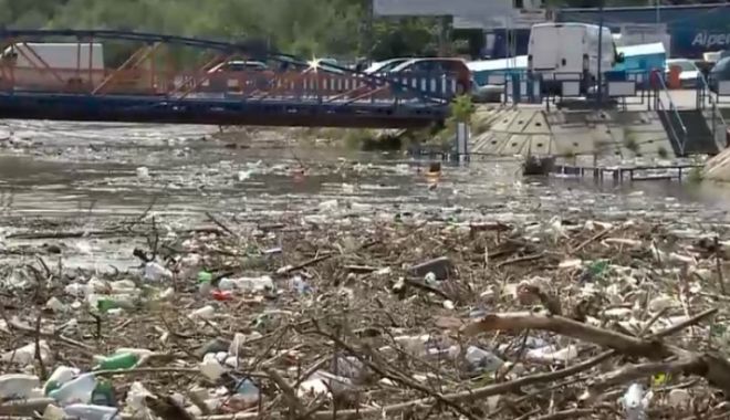 Malul Dunării sufocat de gunoaie la Galați - ptc4mczoptq0mczoyxnopwfjnwuzm2y0-1681909636.jpg