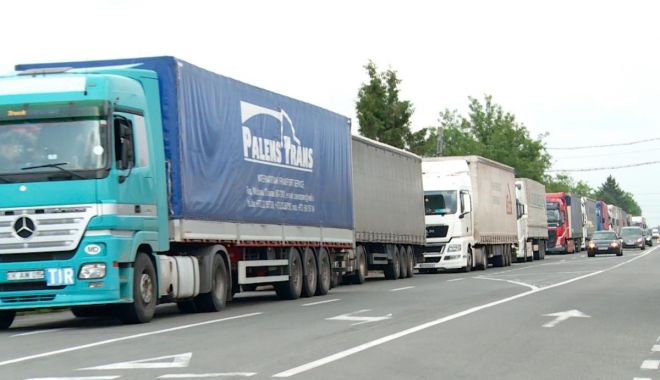 Coloane de camioane de peste 20 de kilometri la frontieră! Șoferii așteaptă și 15 ore să intre în țara vecină - ptiwodc2zjqxywqyowu5zmnhzjhhmtk0-1522754426.jpg