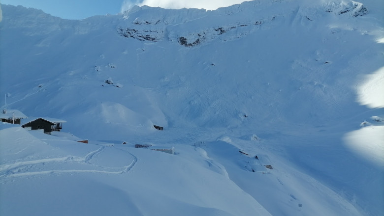 Pericol uriaș de avalanșă. Turiștii sunt avertizați să evite traseele montane - ptq0mczoyxnoptaxzdywy2rinziynjcw-1735199878.jpg