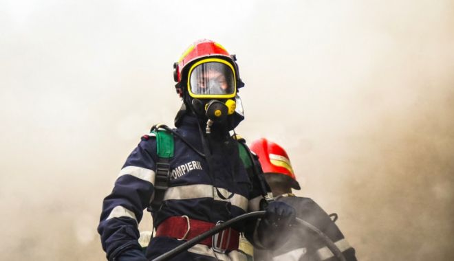 Incendiu la Eforie Nord, izbucnit chiar în cimitir! Se intervine de urgenţă pentru stingerea focului