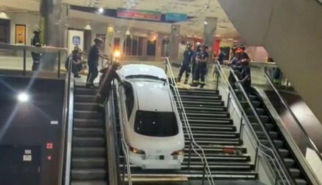 IMAGINEA ZILEI. Un șofer drogat a rămas blocat, cu mașina furată, pe scările unei stații de metrou
