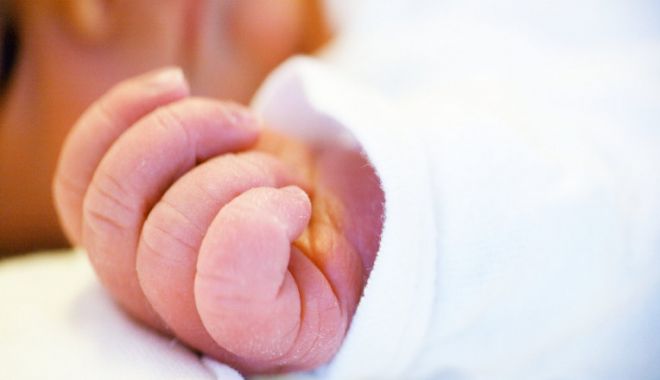 Custodia unui bebeluş grav bolnav, retrasă temporar părinţilor care refuzau 