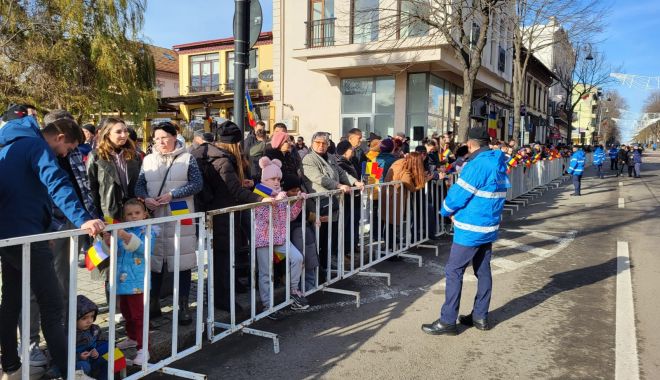 GALERIE FOTO Peste 1000 de constănțeni prezenți la parada militară de Ziua României - public-1701421516.jpg