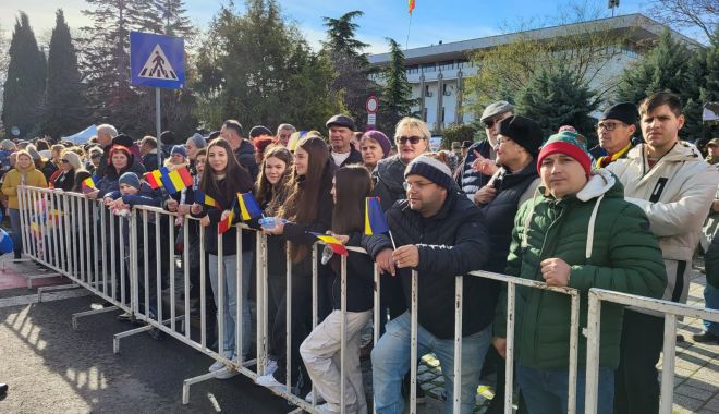 GALERIE FOTO Peste 1000 de constănțeni prezenți la parada militară de Ziua României - public-2-1701421586.jpg