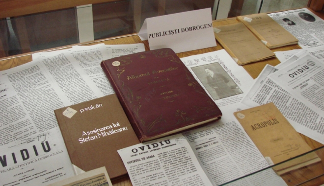 Publiciști dobrogeni, expuși la Biblioteca Județeană 