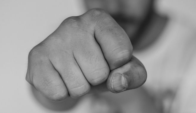 Alerta 112 de la o adolescuntă din Constanța! Poliția a emis ordin de protecție - pumnbataielovireagresiune-1556003919.jpg