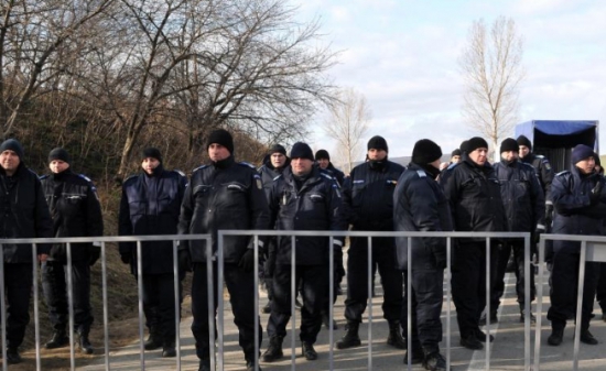 Peste 2.000 de vasluieni, vizitați de echipe Chevron pentru informarea privind gazele de șist - pungesti-1387387046.jpg