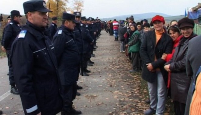 Parchetul Judecătoriei Vaslui a început urmărirea penală față de 37 de protestatari de la Pungești - pungestijandarmi-1387303880.jpg