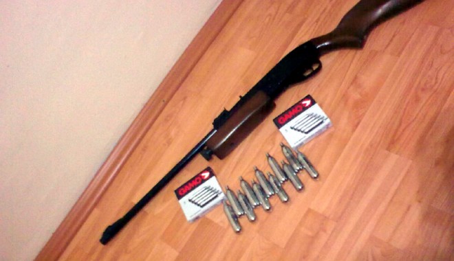 Pușcă cu aer comprimat, confiscată de polițiști - puscaaercomprimatconfiscata-1394981566.jpg