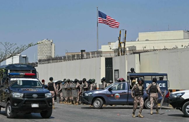 Pușcași marini americani au tras asupra protestatarilor care au asaltat consulatul din Karachi - puscasi-1772527774.webp