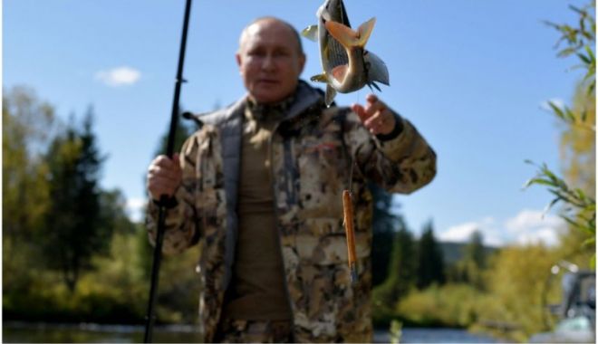 Președintele Vladimir Putin a fost surprins de aparatele de fotografiat la pescuit - putin-1632660078.jpg