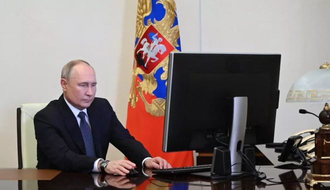 Momentul în care Vladimir Putin votează, online, din biroul său de la Kremlin, la alegerile prezidențiale din Rusia