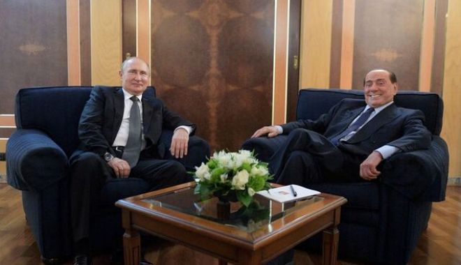 Vodcă şi vorbe dulci, cadoul preşedintelui Putin de ziua lui Silvio Berlusconi - putinberlusconi-1666189532.jpg