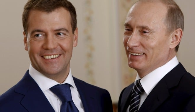 Externe/ Medvedev și Putin ar putea propune un candidat necunoscut pentru prezidențiale - putinmedvedev-1309789336.jpg