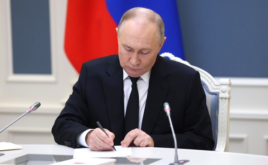 Vladimir Putin a semnat decretul prin care lărgeşte domeniul de utilizare a armelor nucleare - putinnoteazakremlin-1732013118.jpg