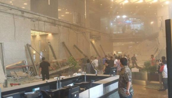 Un tavan al Bursei din Jakarta s-a prăbușit: peste 70 de răniți - pwmwnmq0mgflytrmn2iwndc1zdmymmmx-1516008487.jpg