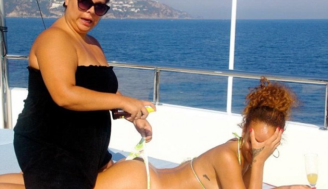 Rihanna, fotografii intime din vacanță - r1-1320948619.jpg