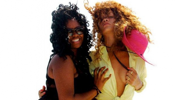 Rihanna, fotografii intime din vacanță - r4-1320948644.jpg