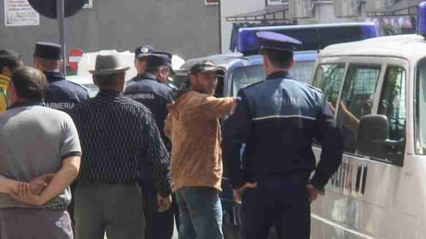 Razie la Constanța! Sute de persoane legitimate, tone de marfă confiscată - ra-1527335050.jpg