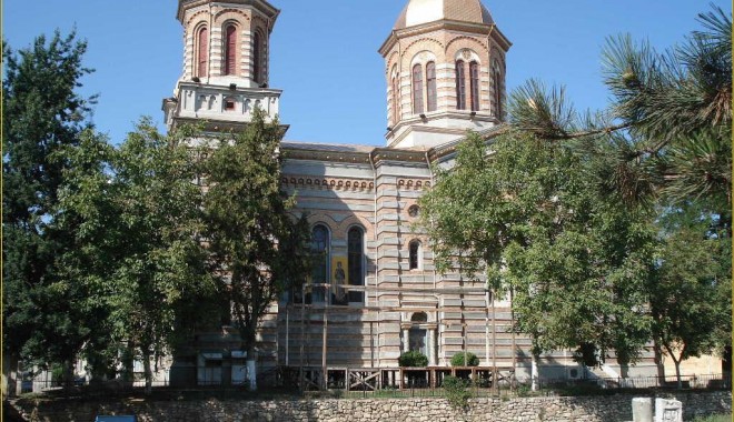 Raclă cu lemnul Sfintei Cruci, adusă la Constanța - racla-1368709336.jpg