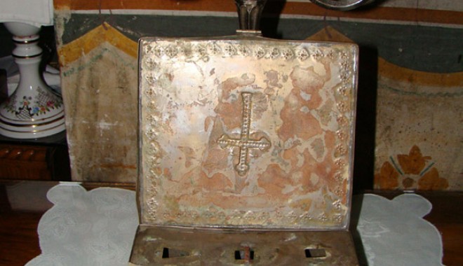 Descoperire inedită la Constanța: moaște ascunse în clopotnița unei biserici - raclasfdumitru1-1351110411.jpg