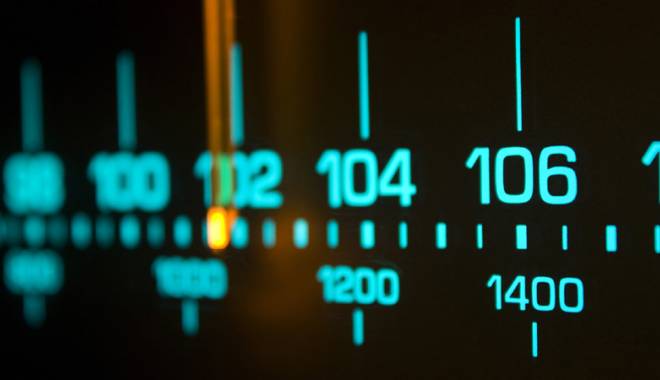 Radiourile și televiziunile, obligate să difuzeze Imnul Național în fiecare dimineață - radioimn-1450632899.jpg