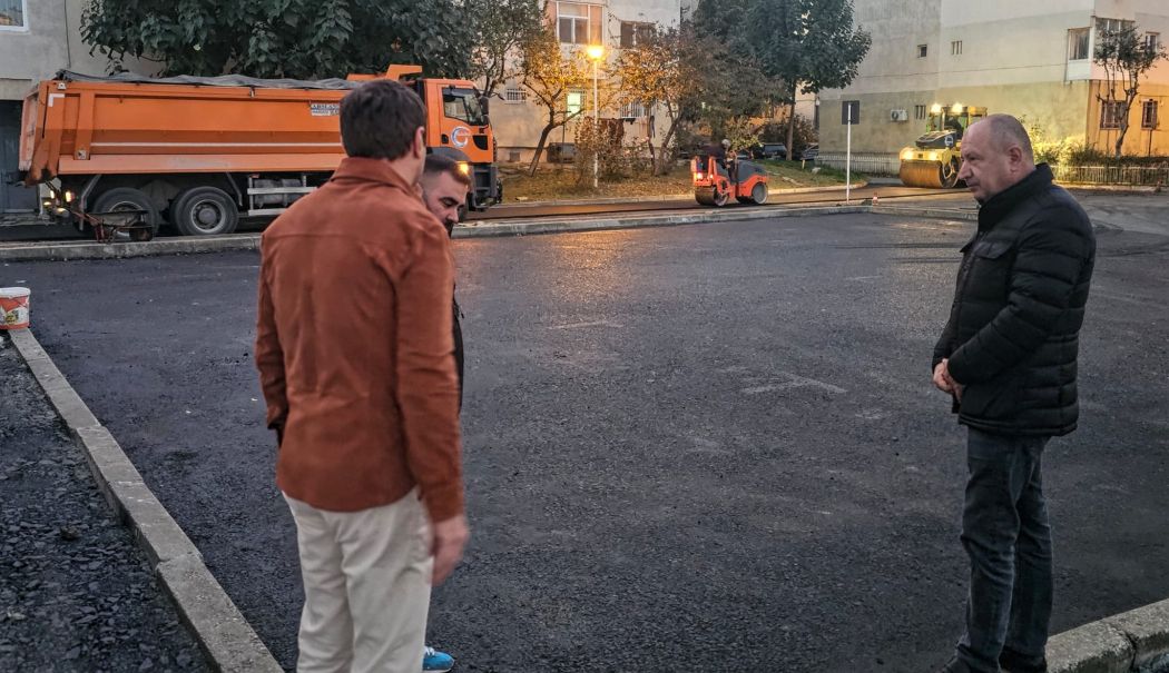 Primarul Cristian Radu inspectează lucrările de asfaltare din municipiul Mangalia - radu-cristian-1730828185.jpg