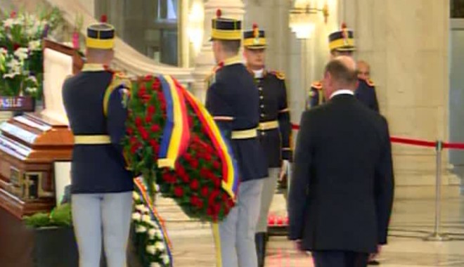 Radu Vasile, condus pe ultimul drum. Fostul premier, înmormântat cu ONORURI MILITARE - raduvasile-1373021452.jpg