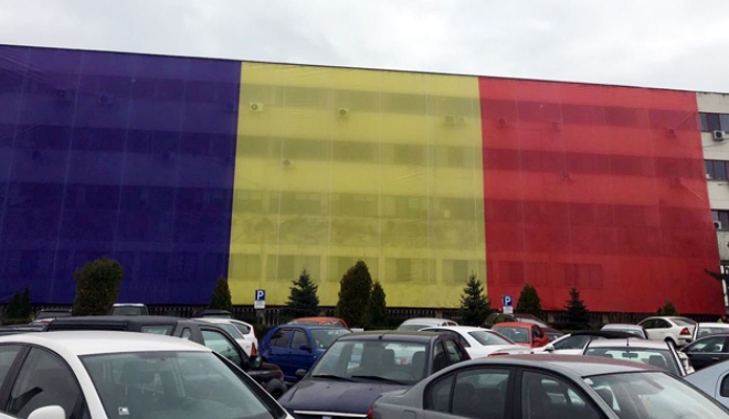 Ziua Națională a României, sărbătorită de KMG  International și Rompetrol. Clădirea Petromidiei, îmbrăcată în tricolor - rafinariapetromidia-1480354184.jpg