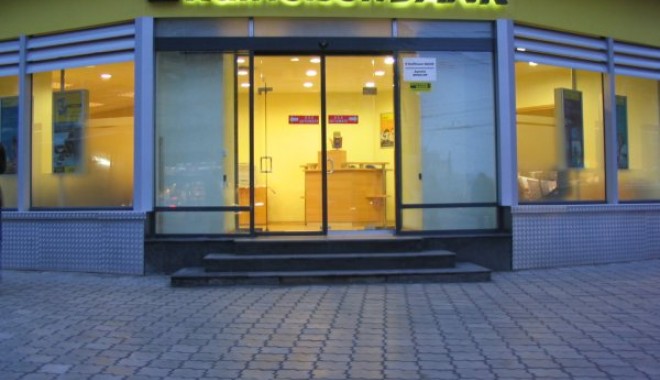 Angajații Băncii Raiffeisen, ridicați cu mascați - raiffeisen-1331641162.jpg