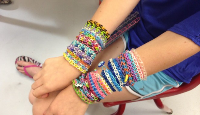 SEMNAL de ALARMĂ! Brățările care au DEVENIT OBSESIE printre adolescenți sunt CANCERIGENE - rainbowloom1-1412333864.jpg