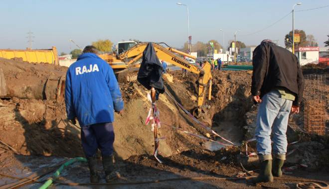 RAJA extinde rețeaua de apă. Se lucrează la Castelu - raja2-1429892037.jpg